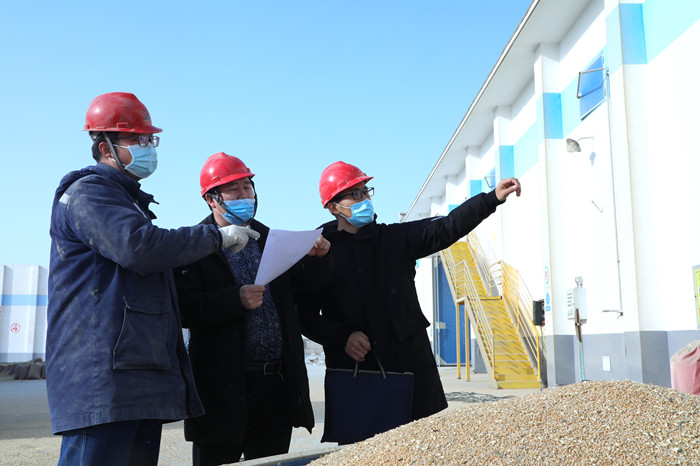 巴州纪检监察机关“回头看”实地查看涉粮专项巡察反馈问题整改情况。(巴州和硕县纪委监委 贾洪明 摄).jpg