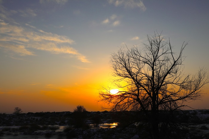 8.在夕阳照射下,天山深处呈现出一天之中色彩最丰富的画面,晚霞之美,令人心动。(和硕县纪委监委 贾洪明 摄).JPG