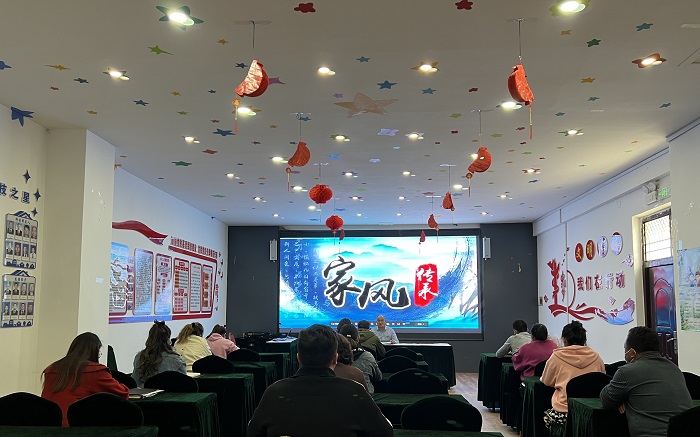 2.“孝悌是人与家的灵魂和支柱,家和万事兴……”博湖县哈尔恩格村举行祭祖传家训活动,村党支部书记带领大家诵读村规民约、家风家训。(博湖县纪委监委 陈林 摄).jpg