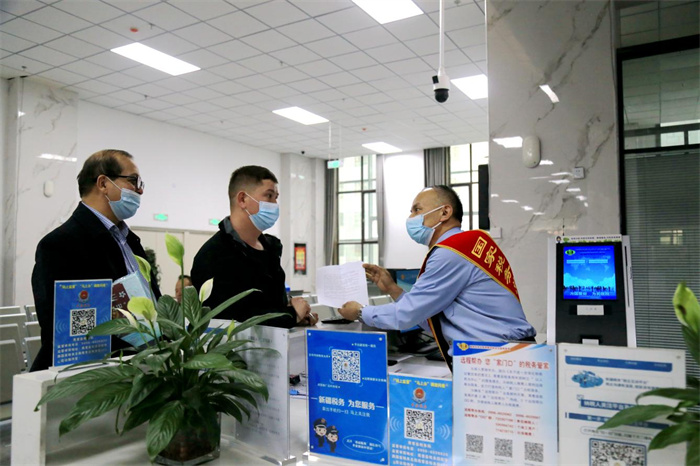 镜头丨&ldquo;窗口&rdquo;虽小 民心事大