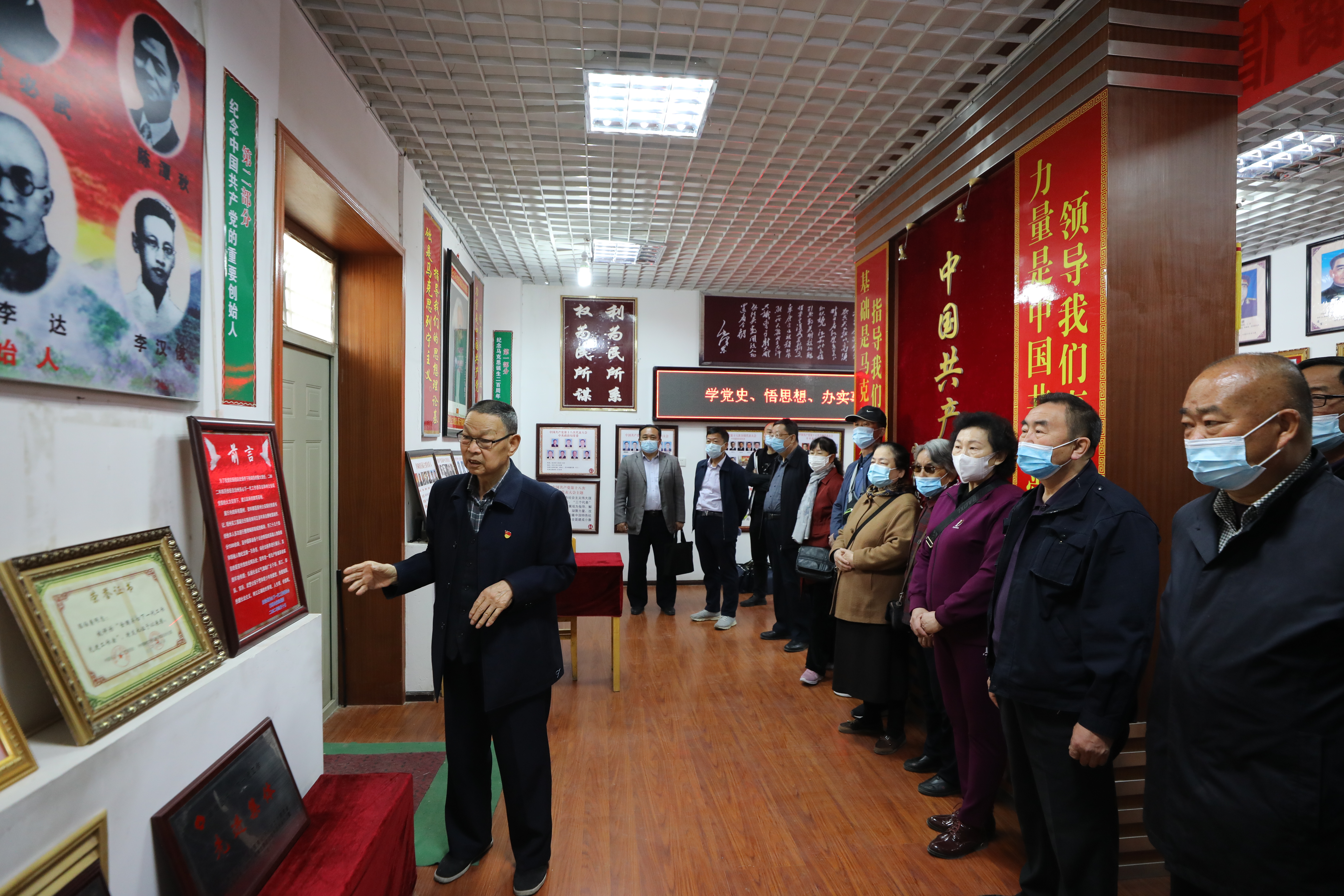 7.4月14日，自治州纪委监委深度挖掘红色教育资源，用好党史学习教育“活教材”，定期组织退休老干部开展党史学习教育，引导老干部做到学史明理、学史增信、学史崇德、学史力行。.JPG