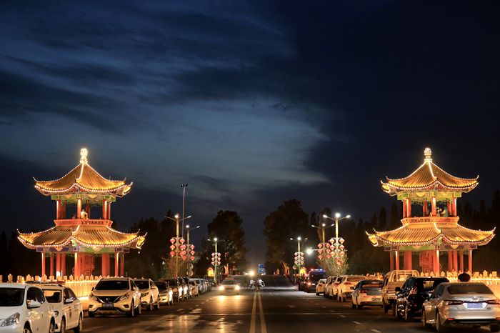2.处暑节气,暑气渐消,一场秋雨一场凉,和硕县滨河公园雨后凉快又清爽,群众走出户外,在欣赏夜景中享受生活。(和硕县纪委监委 李俊亮 摄)_副本.jpg