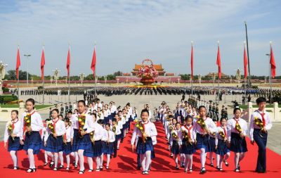 习近平等出席烈士纪念日向人民英雄敬献花篮仪式