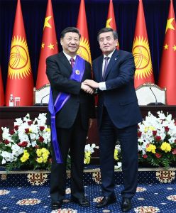 习近平出席仪式接受吉尔吉斯斯坦总统热恩别科夫授予&ldquo;玛纳斯&rdquo;一级勋章