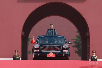 习近平乘检阅车经过金水桥驶上长安街