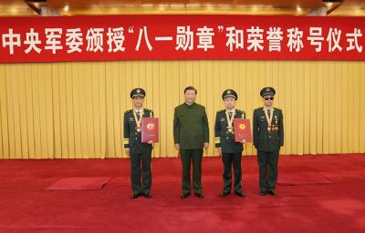 习近平向&ldquo;八一勋章&rdquo;获得者颁授勋章和证书 向获得荣誉称号的单位颁授荣誉奖旗