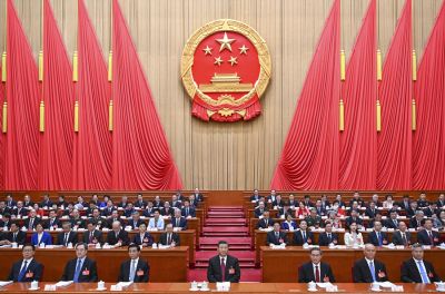 十四届全国人大二次会议在京开幕 习近平等在主席台就座 